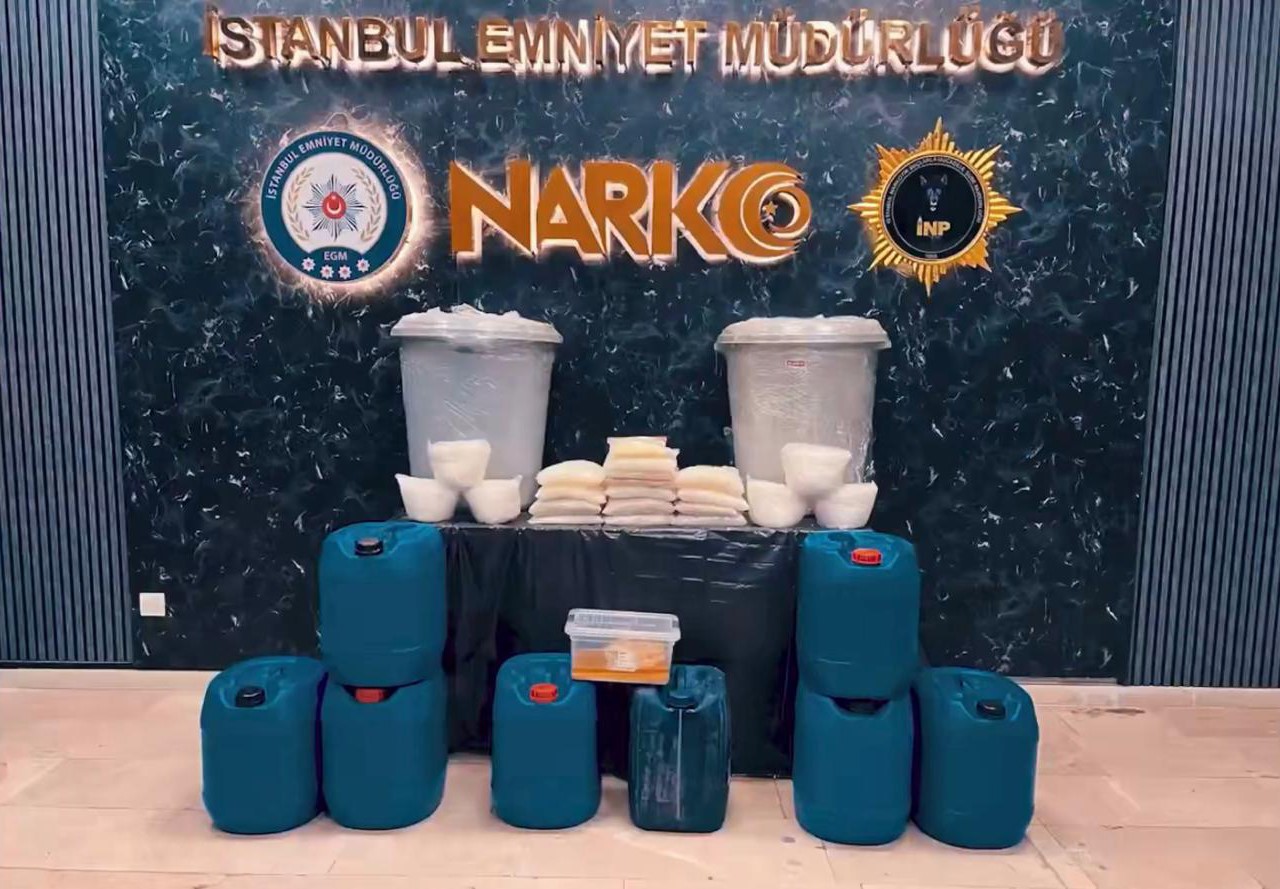 İçişleri Bakanlığı: "75 ilde düzenlenen operasyonlar sonucu, 958 kilo uyuşturucu madde ve 1 milyon 263 bin 58 adet uyuşturucu hap ele geçirildi" 4 icisleri bakanligi 75 ilde duzenlenen operasyonlar sonucu 958 kilo uyusturucu madde ve 1 milyon IBIqiWGr