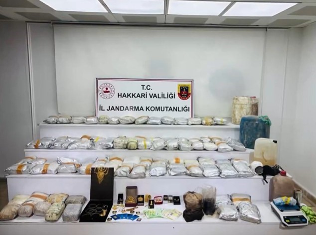 İçişleri Bakanlığı: "Hakkari’de 626 kilo uyuşturucu ele geçirildi" 5 icisleri bakanligi hakkaride 626 kilo uyusturucu ele gecirildi 1 DDjP8dJk