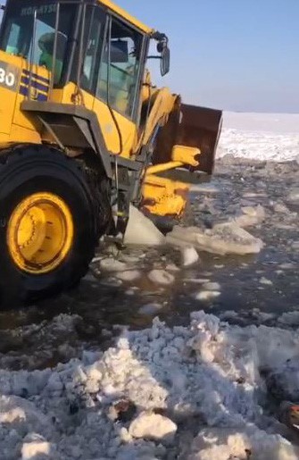 icme suyu yolunu acarken kara saplanan loder vinc yardimiyla kurtarildi 0 BbyI7dBM