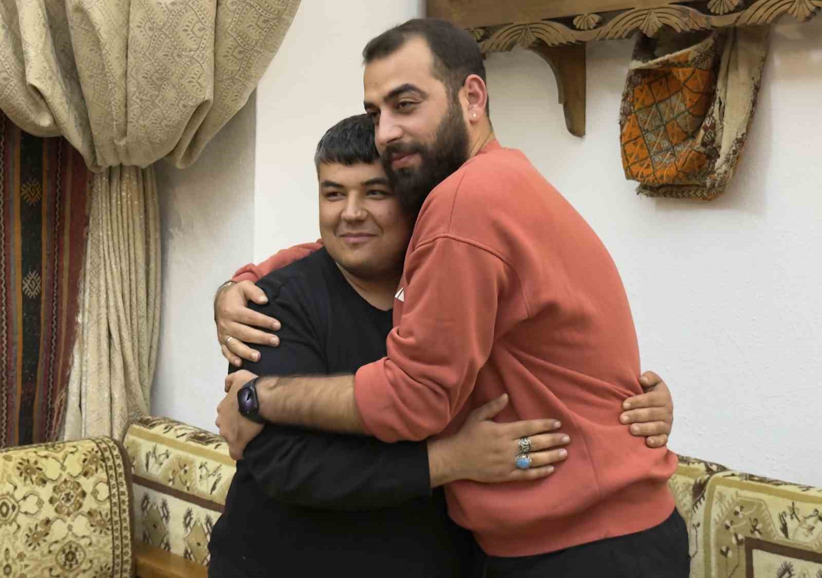ictigi cay nefes borusuna kacan genci heimlich manevrasi kurtardi 4