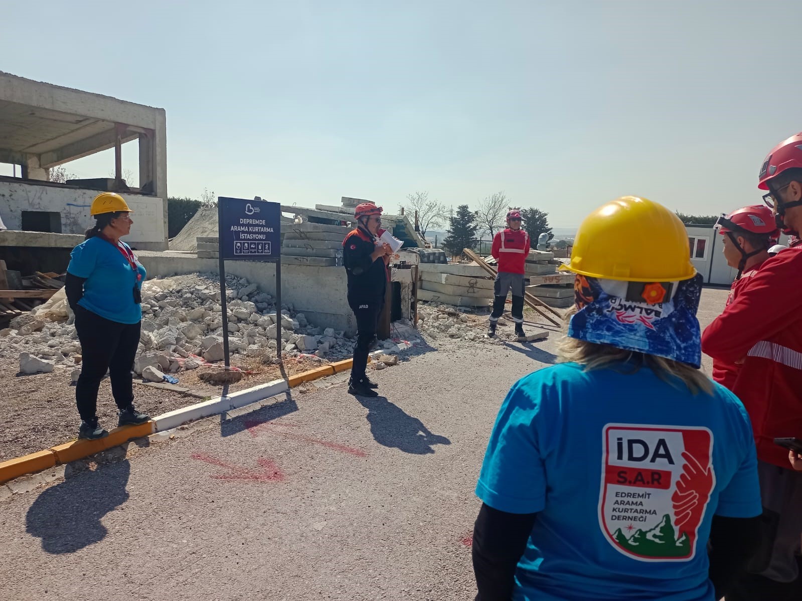 ida sar gazzede arama kurtarma faaliyetleri icin gonullu oluyor 2 u2CSbcnP
