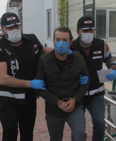 iddianameye-gore-ceyhan-belediye-baskani-kadir-aydar-300-bin-dolar-rusvet-aldi-ailesinin-otel-XxwhXGxs.jpg