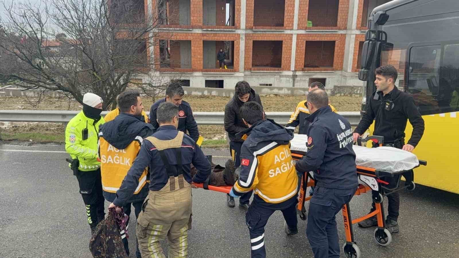 iett otobusu bariyere carparak yoldan cikti 5 yarali 1 lLEFrkTD