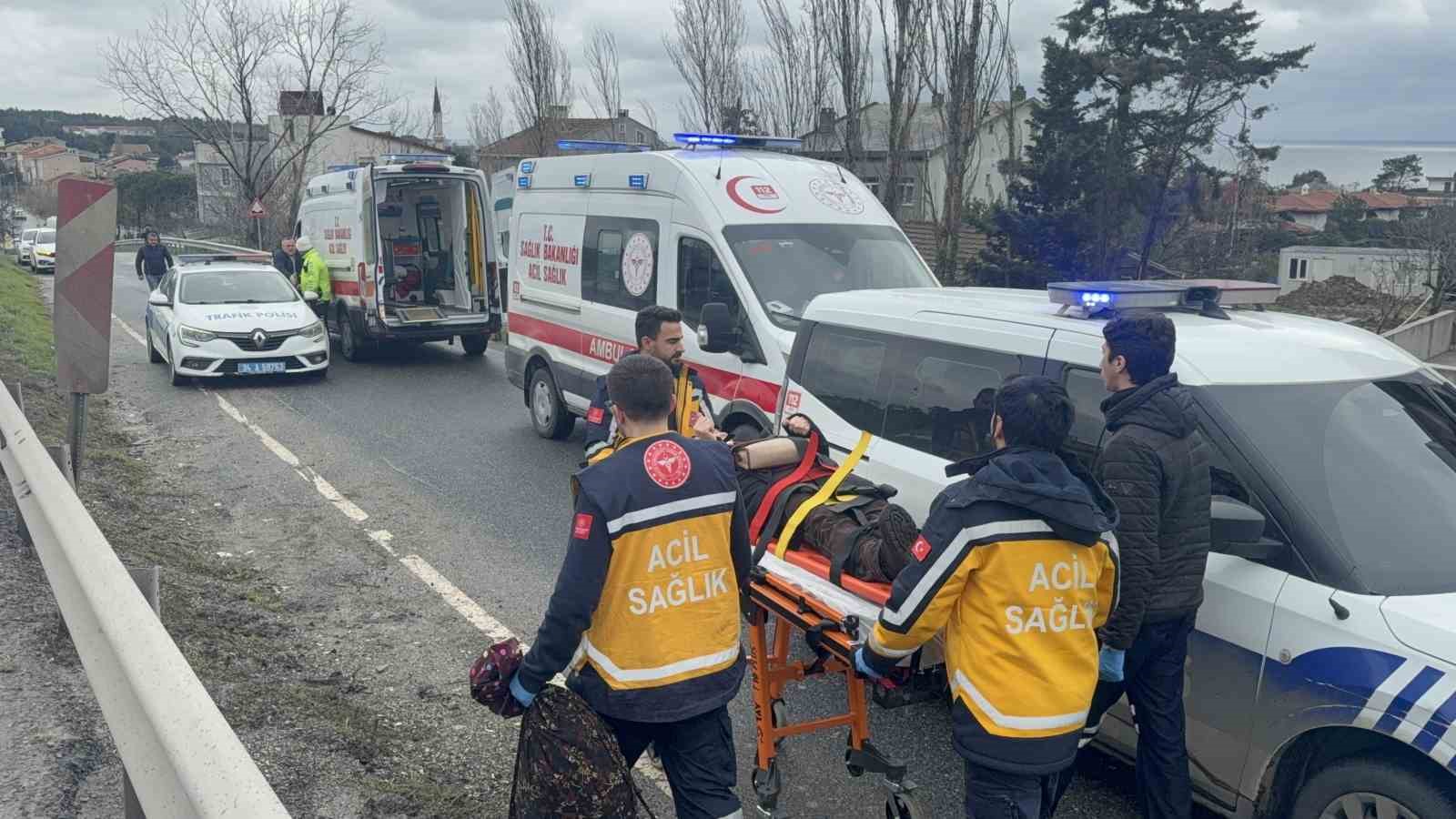 iett otobusu bariyere carparak yoldan cikti 5 yarali 2 lWcUAMfQ