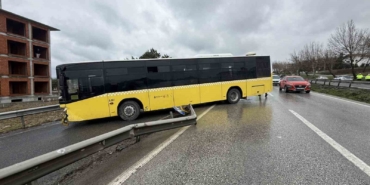iett-otobusu-bariyere-carparak-yoldan-cikti-5-yarali-r7TfSXT7.jpg