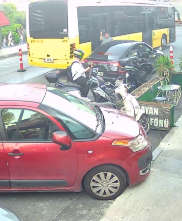 iett-otobusu-yayaya-carpti-otobusle-arac-arasinda-sikisti-UdYpQpUD.jpg