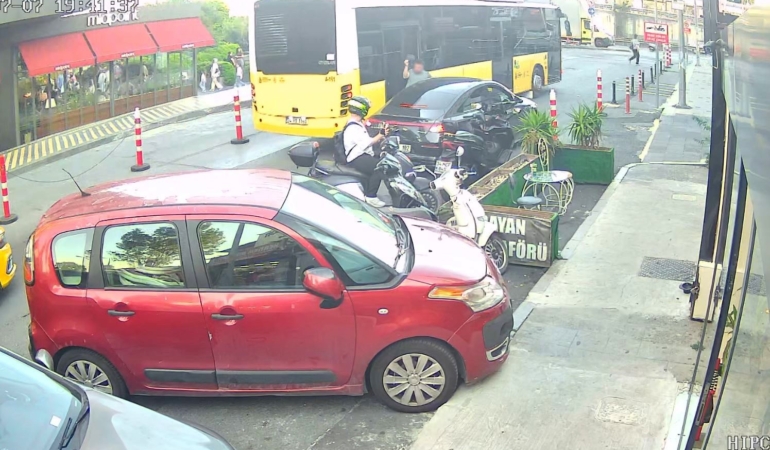 iett-otobusu-yayaya-carpti-otobusle-arac-arasinda-sikisti-UdYpQpUD.jpg