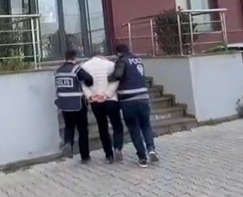 İftar çadırında belediye görevlisini bıçaklayan şüpheli yakalandı 5 iftar cadirinda belediye gorevlisini bicaklayan supheli yakalandi 1 W4IUvzBe