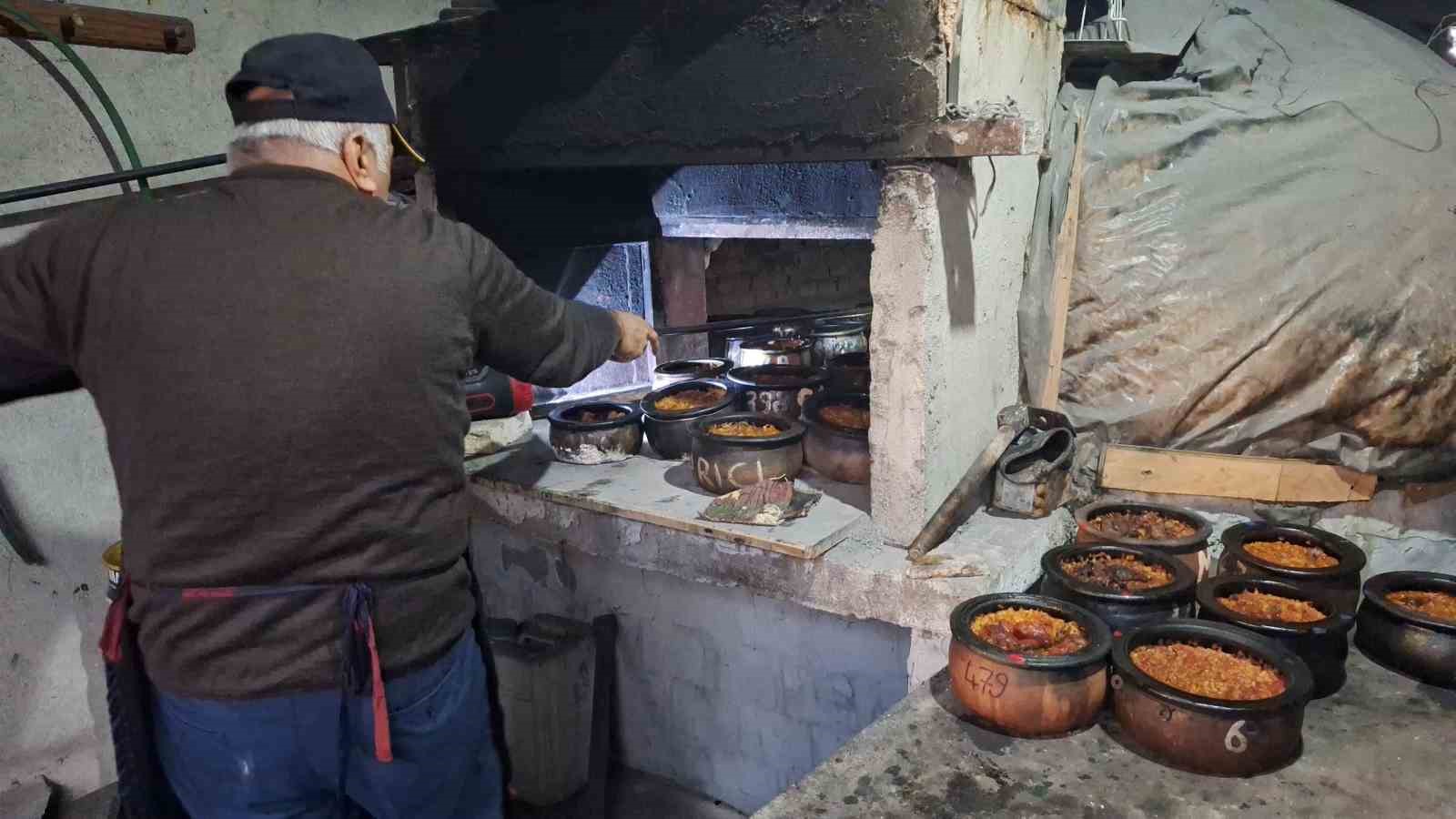 iftar sofralarinin vaz gecilmez lezzeti 8 saatte pisiyor davul sesini duyan firinlara kosuyor 4 AteH1N5Z