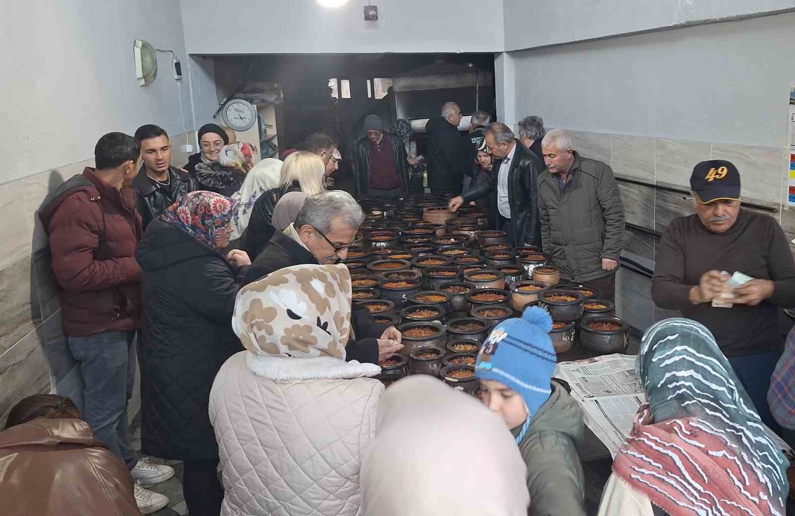 iftar sofralarinin vaz gecilmez lezzeti 8 saatte pisiyor davul sesini duyan firinlara kosuyor 6 K9jApGBV