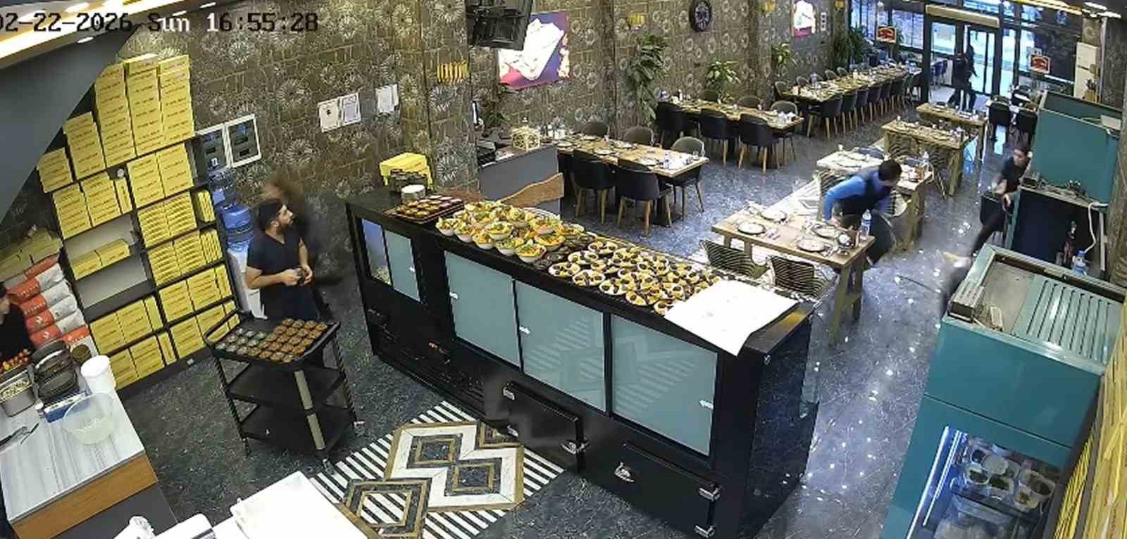 iftara saatler kala kebapcinin tavani coktu personel son anda kurtuldu 0 dsPtultQ