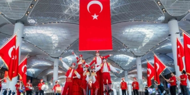 iga-istanbul-havalimani-cumhuriyeti-ve-yeni-yasini-kutluyor-k2sRhmFf.jpg