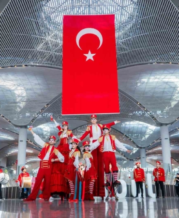 iga-istanbul-havalimani-cumhuriyeti-ve-yeni-yasini-kutluyor-k2sRhmFf.jpg