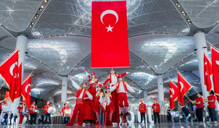 iga-istanbul-havalimani-cumhuriyeti-ve-yeni-yasini-kutluyor-k2sRhmFf.jpg