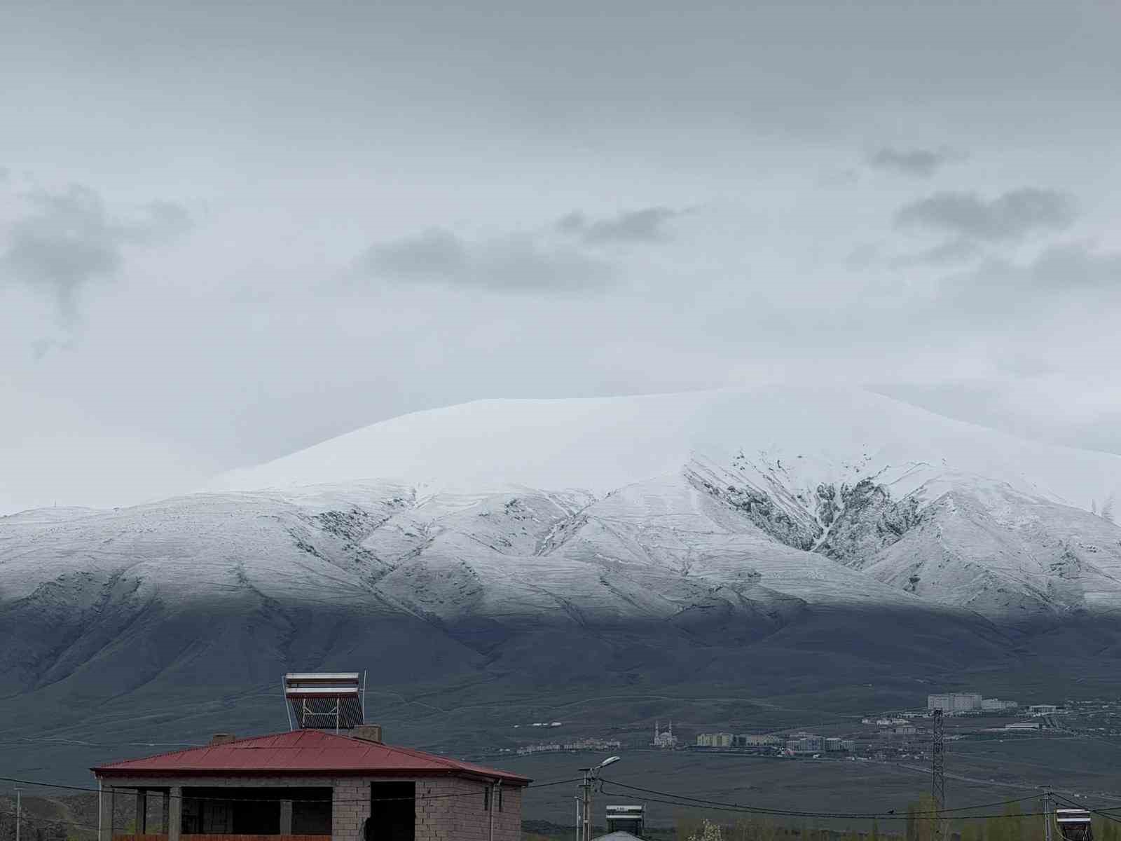 igdir ovasini cevreleyen sira daglar yeniden beyaza burundu 0 RP7RmucR