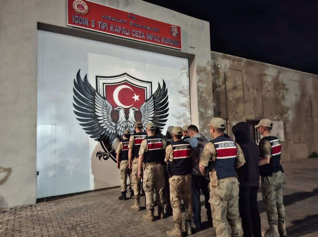 Iğdır’da 11 düzensiz göçmen ve 5 organizatör yakalandı 4 igdirda 11 duzensiz gocmen ve 5 organizator yakalandi 0 VugBlg1s