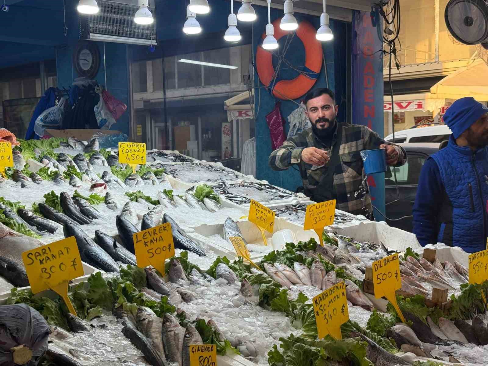 igdirda 3 kilogrami 100 lira olan hamsiye vatandaslardan yogun ilgi 3 iPCcuX3G