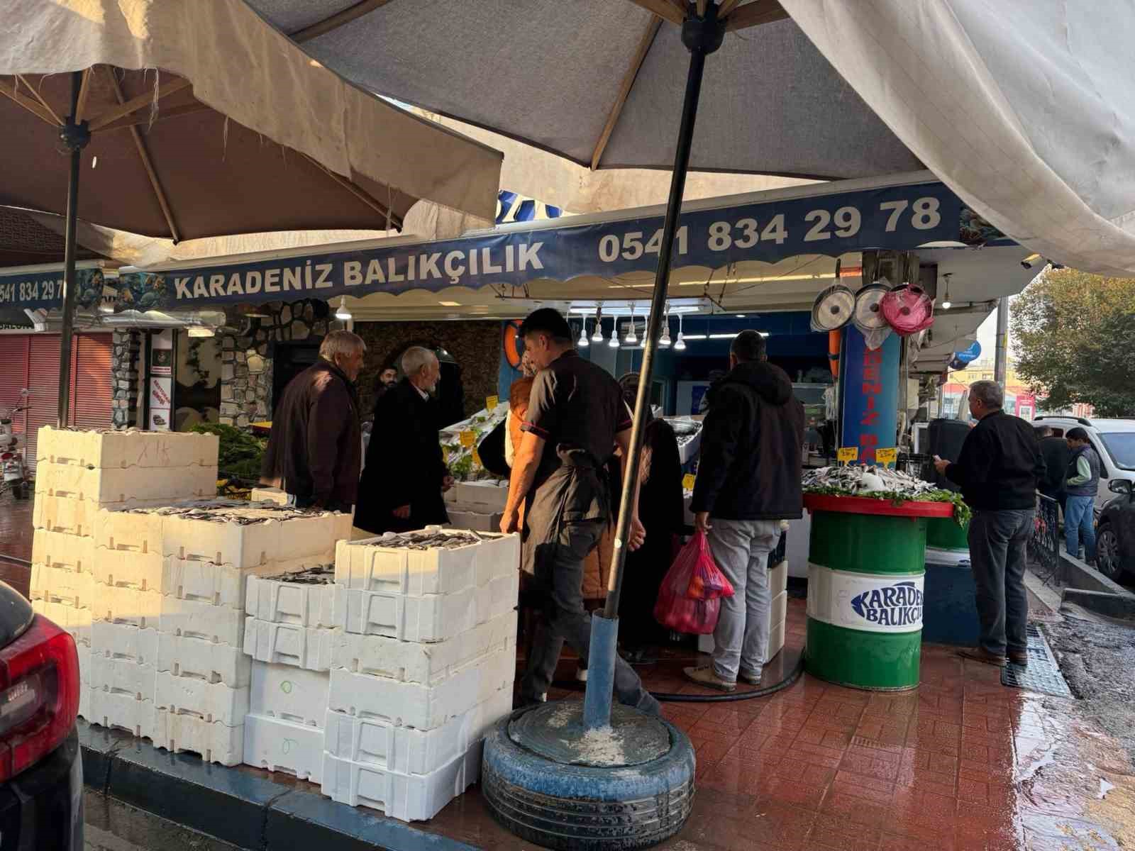 igdirda 3 kilogrami 100 lira olan hamsiye vatandaslardan yogun ilgi 4 CTXVaDZC