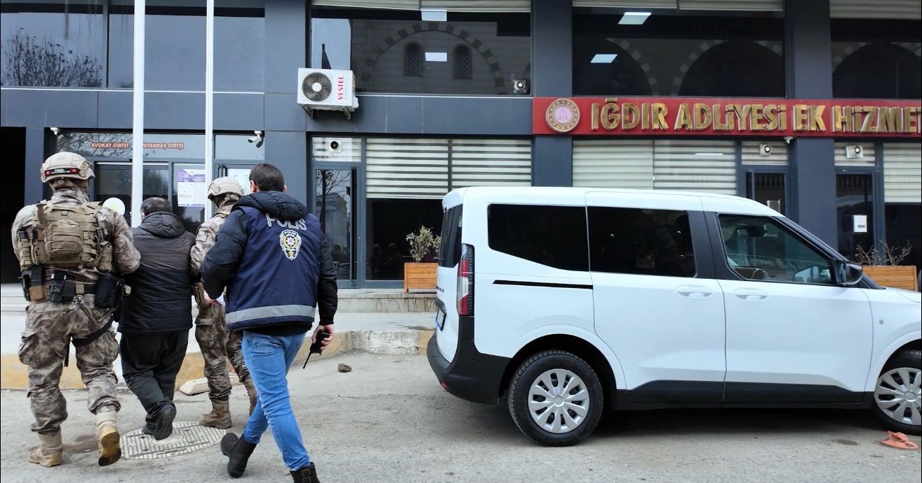 igdirda aranan hukumlu dilucu sinir kapisinda yakalandi 2 YjT4fQQM