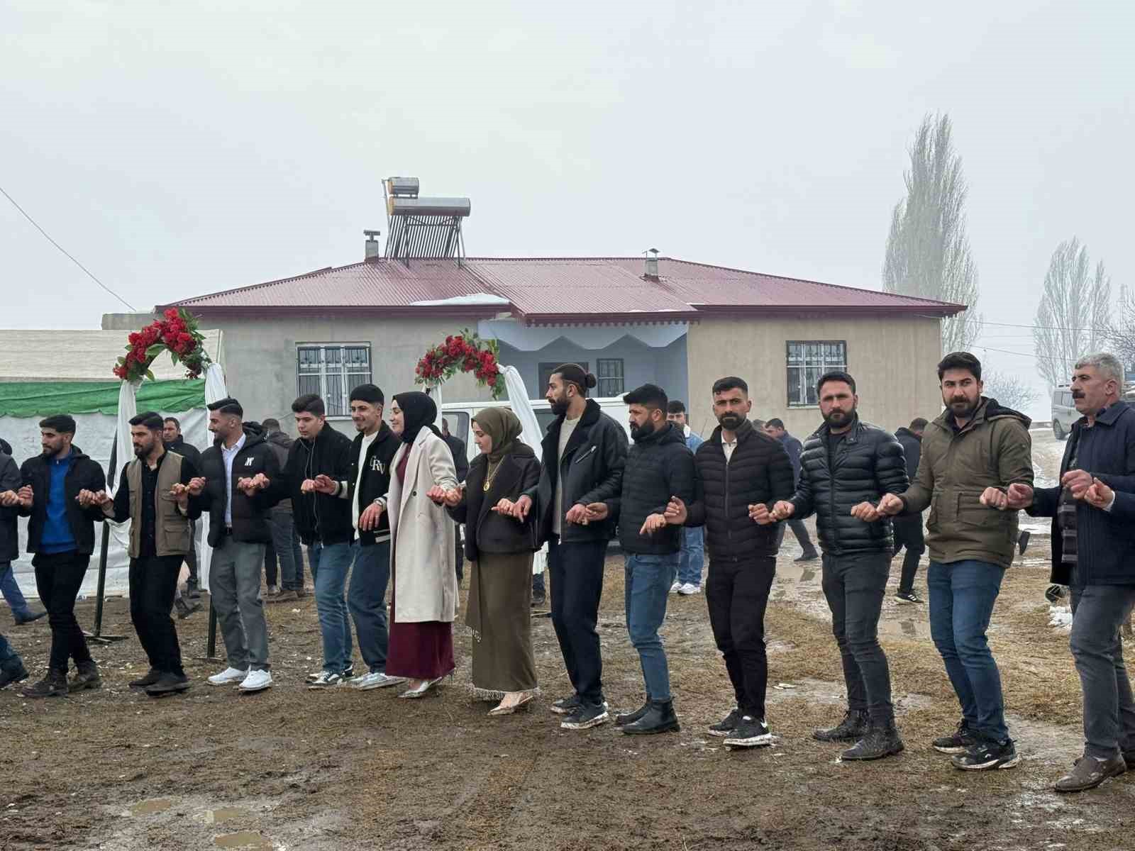 igdirda bahce dugunu gelenegi kar ve camura ragmen suruyor 2