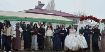 igdirda-bahce-dugunu-gelenegi-kar-ve-camura-ragmen-suruyor-AejmNPVr.jpg