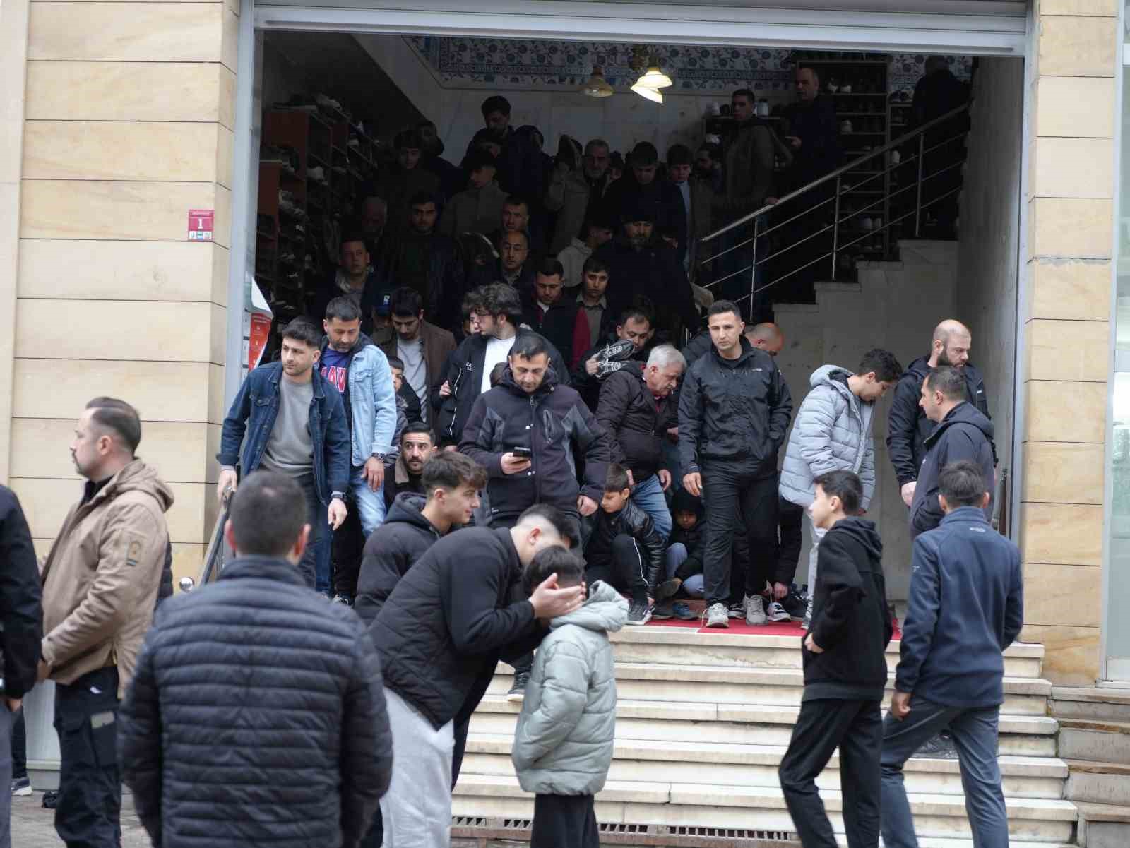 igdirda bayram namazi kilindi 2 lw7cClY8