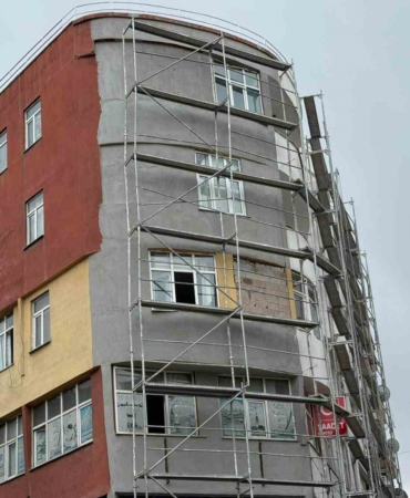 igdirda-binadaki-dis-cephe-calismasinda-guvenlik-ihmali-vciehIkH.jpg