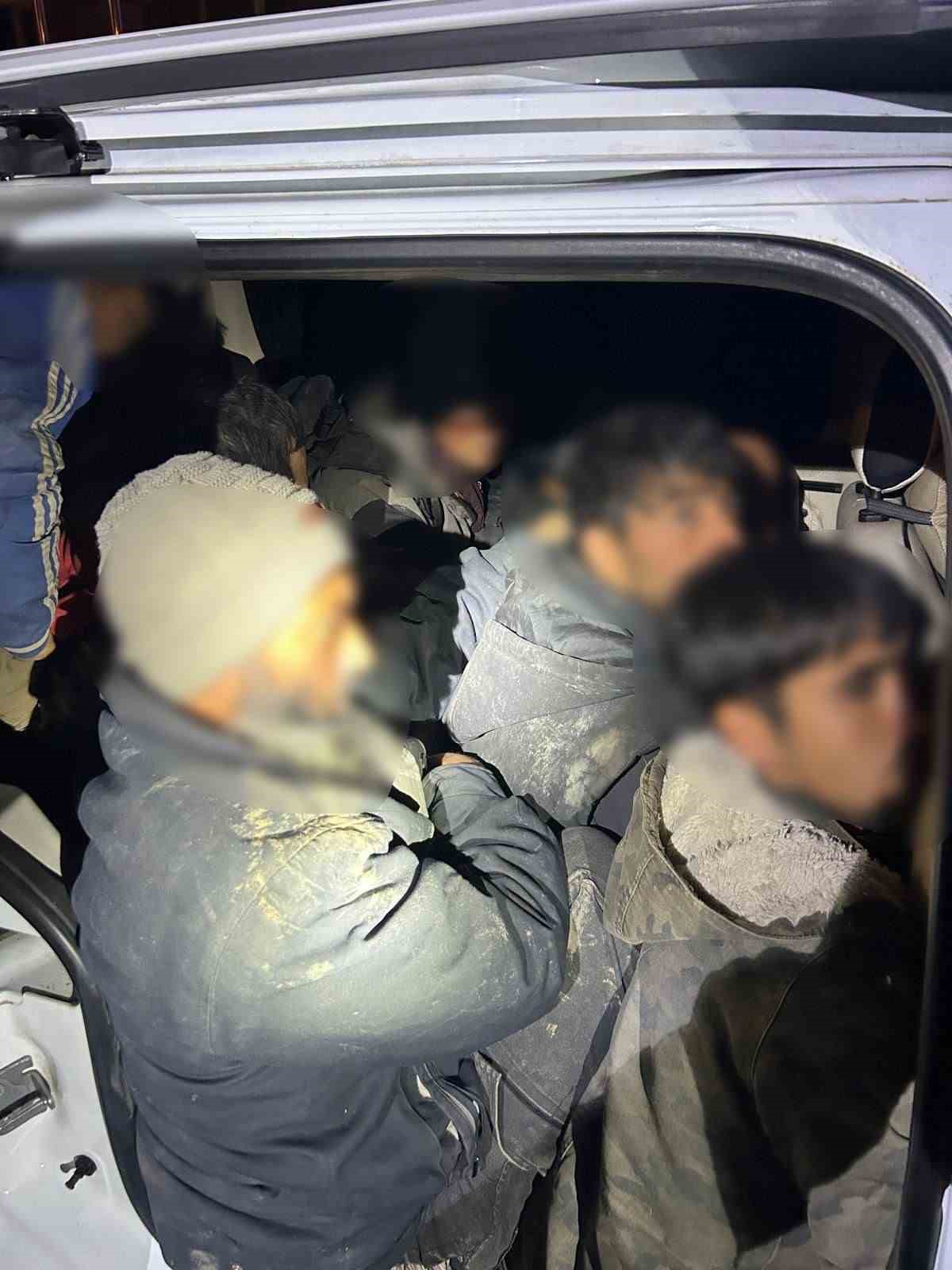 igdirda bir aracta 12 duzensiz gocmen ve 2 organizator yakalandi 0 ZNrOEYri