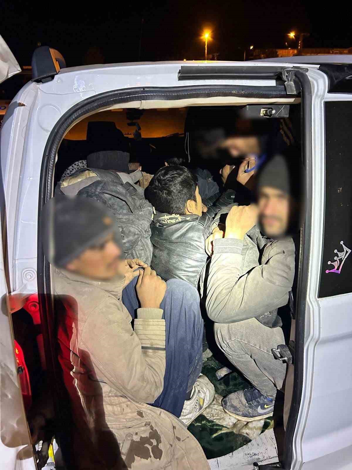 igdirda bir aracta 12 duzensiz gocmen ve 2 organizator yakalandi 1 8ctAyW6G