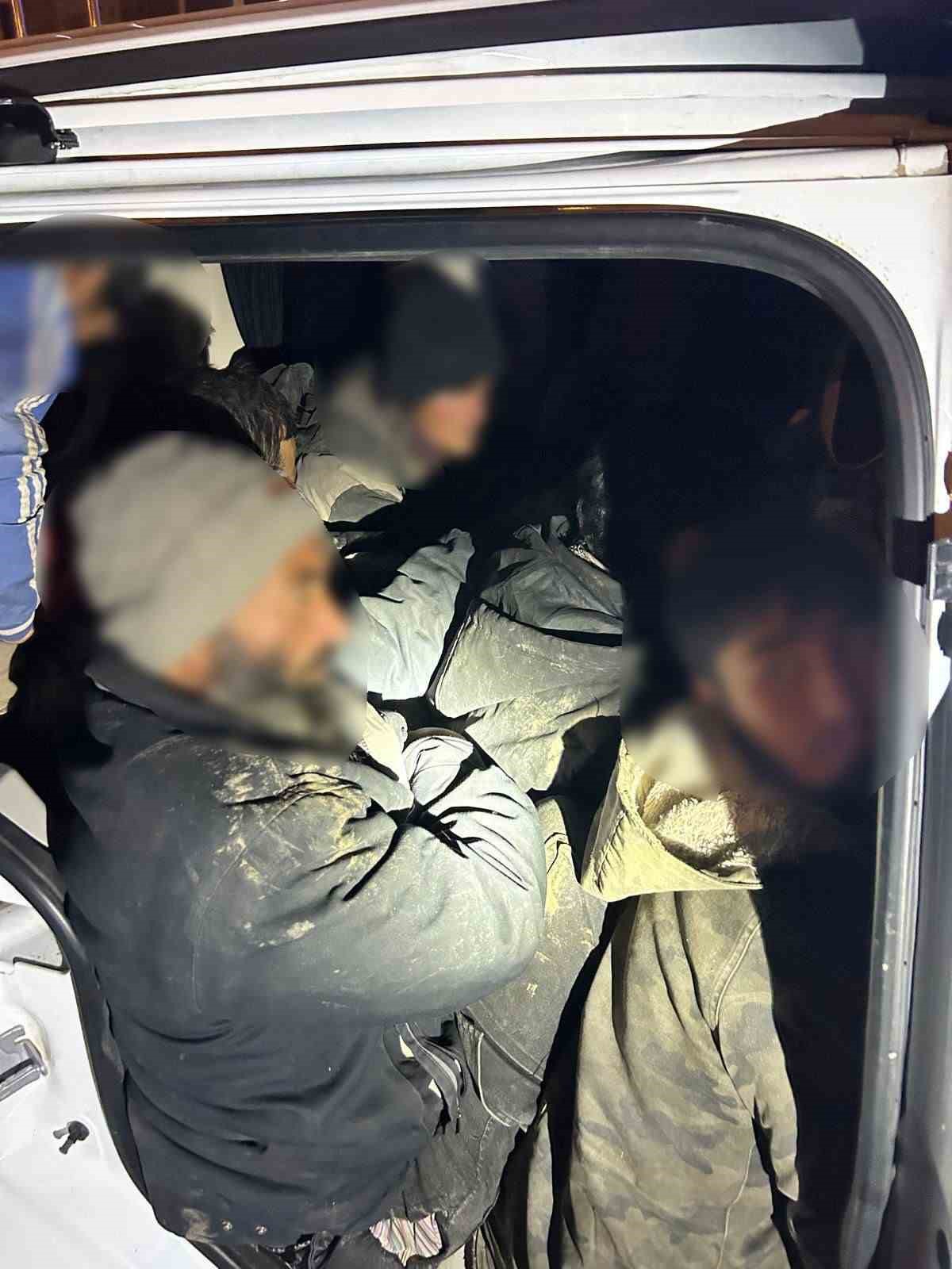 igdirda bir aracta 12 duzensiz gocmen ve 2 organizator yakalandi 2 96Zw2Gng