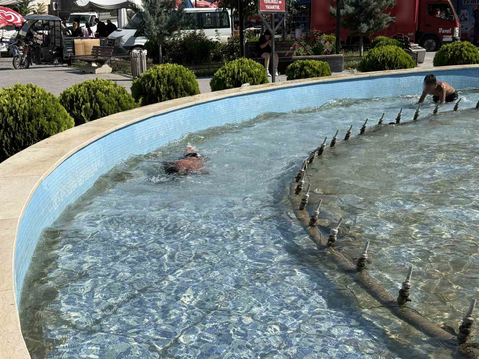 igdirda cocuklar sus havuzunda serinledi 0