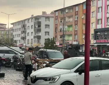 igdirda-firtina-catilari-ucurdu-8Ip7vjGB.jpg