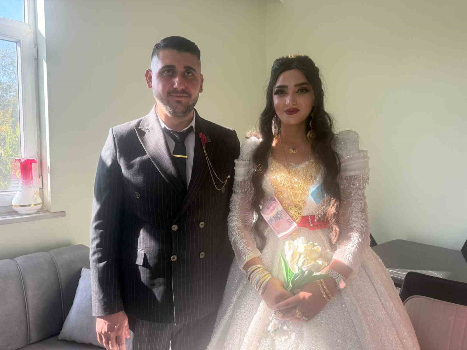 Iğdır’da İranlı gelin düğününde geleneklerini uyguladı, davetliler ilgiyle izledi 5 igdirda iranli gelin dugununde geleneklerini uyguladi davetliler ilgiyle izledi 1 Twsc49wK