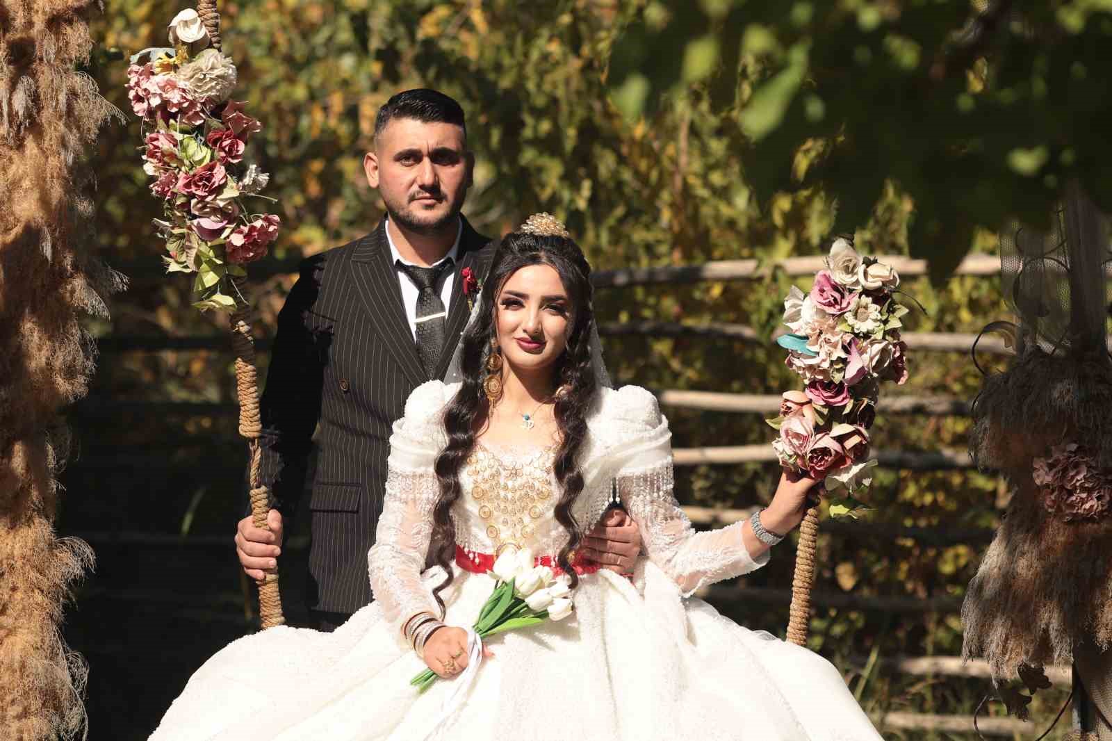Iğdır’da İranlı gelin düğününde geleneklerini uyguladı, davetliler ilgiyle izledi 6 igdirda iranli gelin dugununde geleneklerini uyguladi davetliler ilgiyle izledi 2 LXeuZXsz