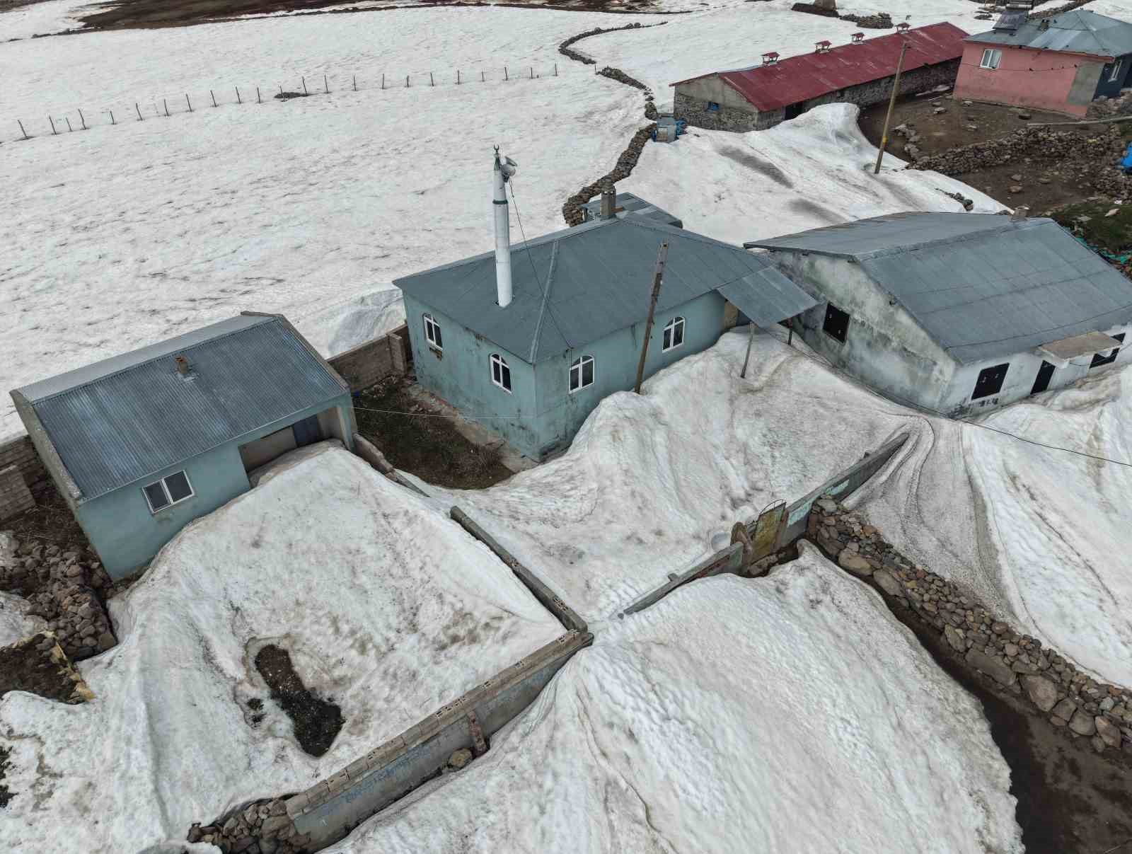 igdirda kar altindaki evler havadan goruntulendi 1 DgdRPyeJ