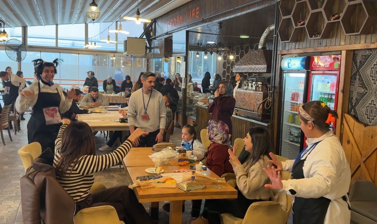 igdirda ozel gereksinimli bireyler bir gunlugune kafe isletti 2