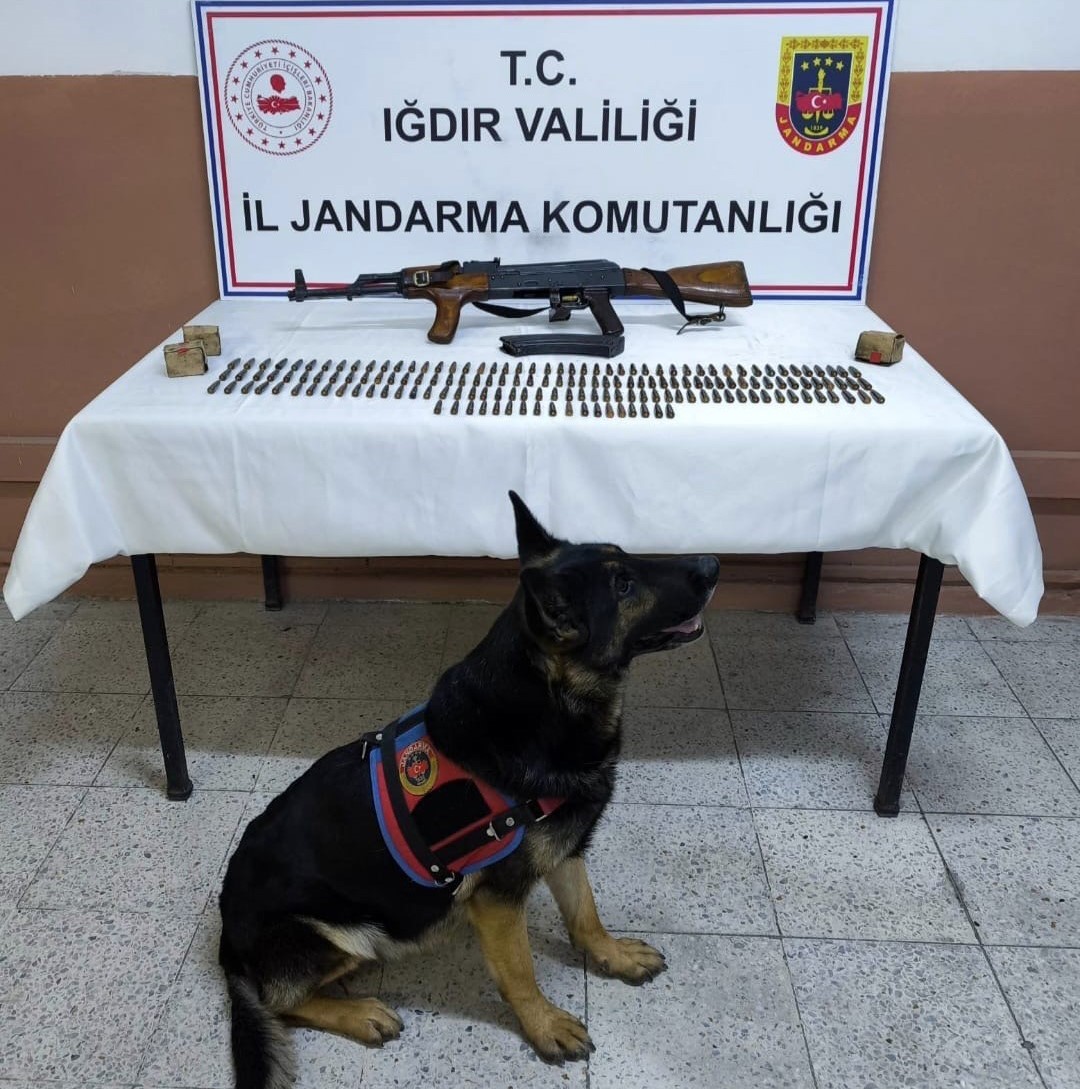 igdirda silah kacakciligi operasyonu kalasnikof tufegi ve 264 fisek ele gecirildi 0 WkhaQjGp