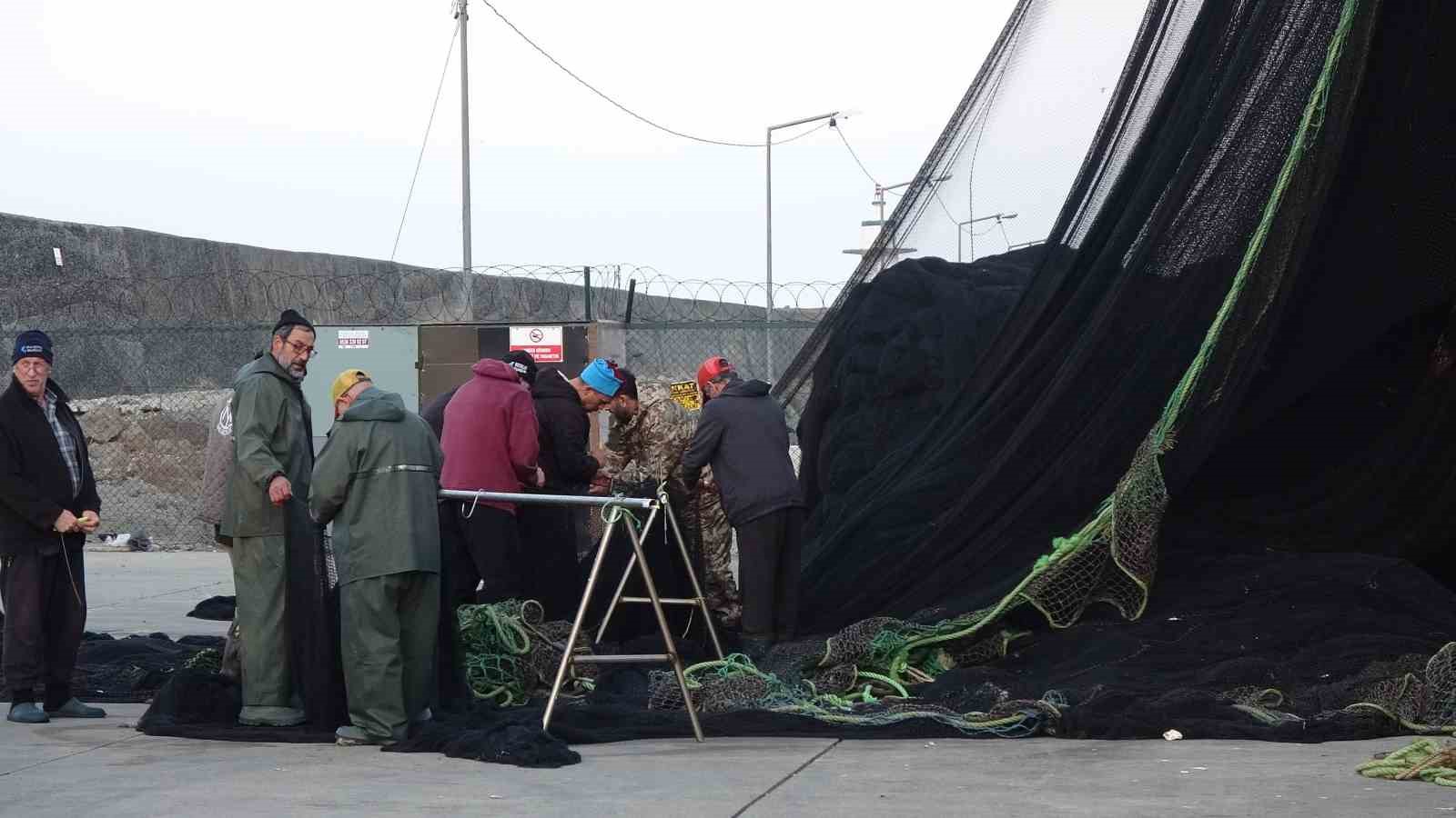 igneada ve gurcistan aciklarindaki hamsi avi beklentileri karsilamayinca balikcilar erken paydos etti 1 HpakkvHA