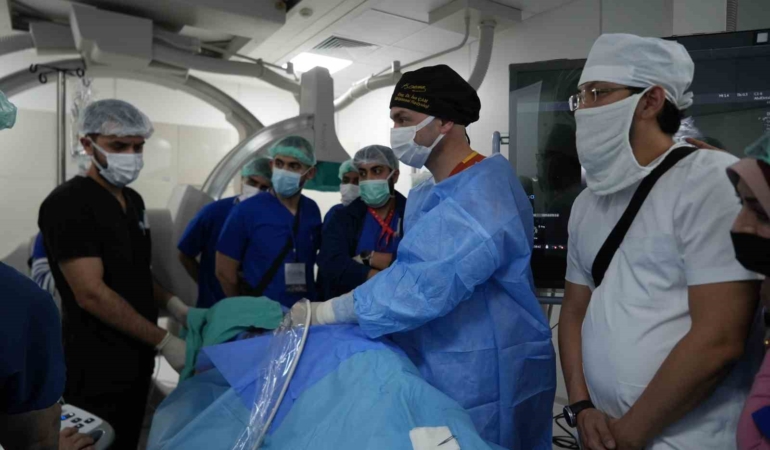 igneyle-tumor-tedavisine-uluslararasi-ilgi-canli-canli-izlediler-KzIxJNRd.jpg