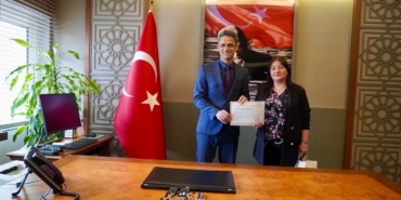 iha-muhabiri-hem-isini-yapti-hem-de-en-cok-kitap-okuyarak-odullendirildi-5nLQhES7.jpg