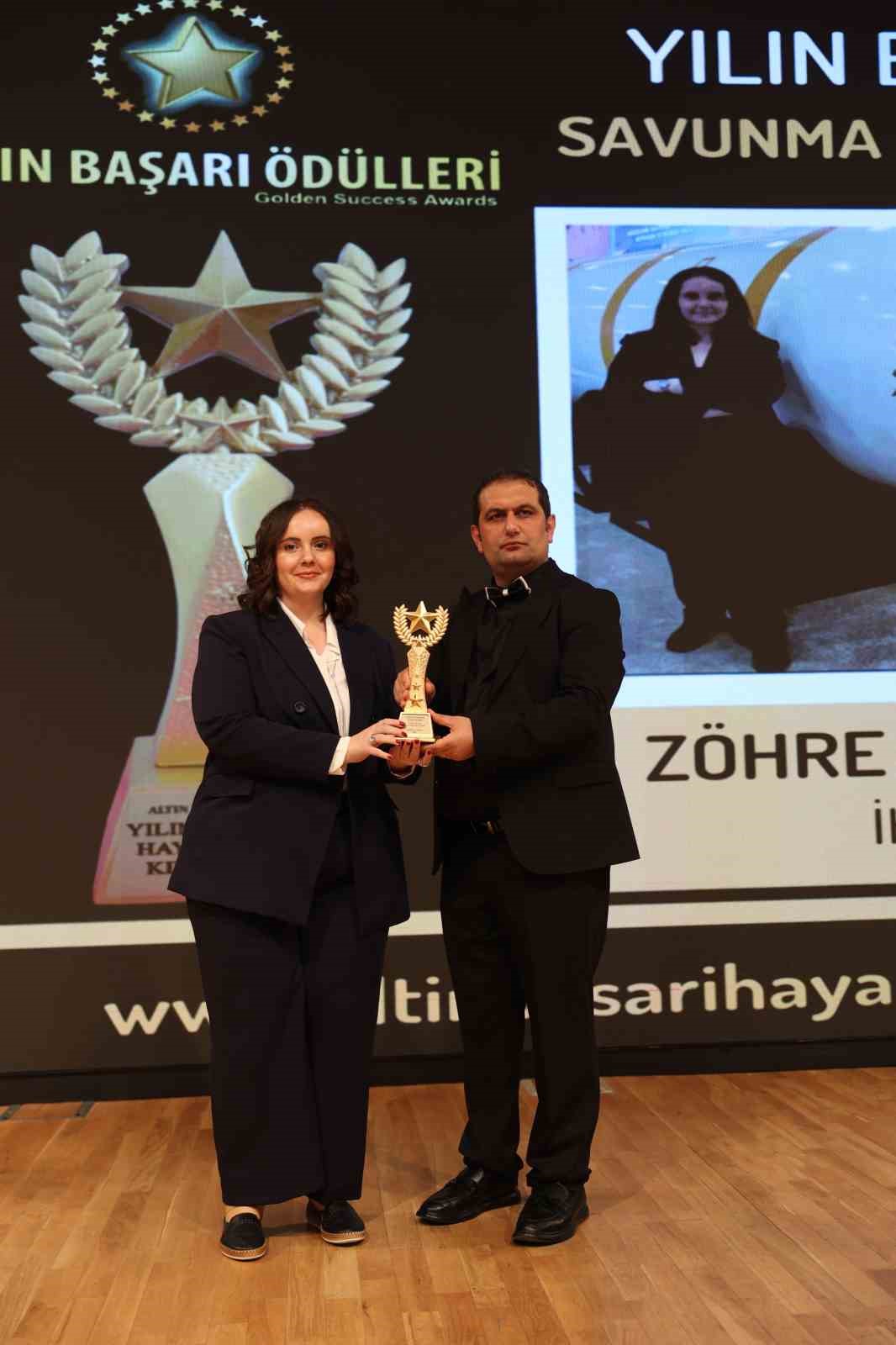 iha muhabiri zohre alagoze yilin en iyi savunma muhabiri odulu verildi 1 k7NDWCSw