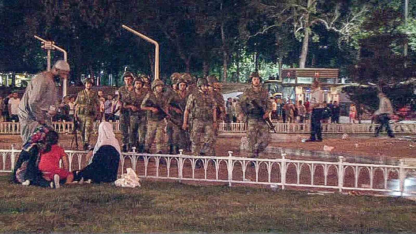 ihanin 15 temmuz gecesinden hafizalara kazinan fotograflari sergileniyor 0 sUJFOFEe