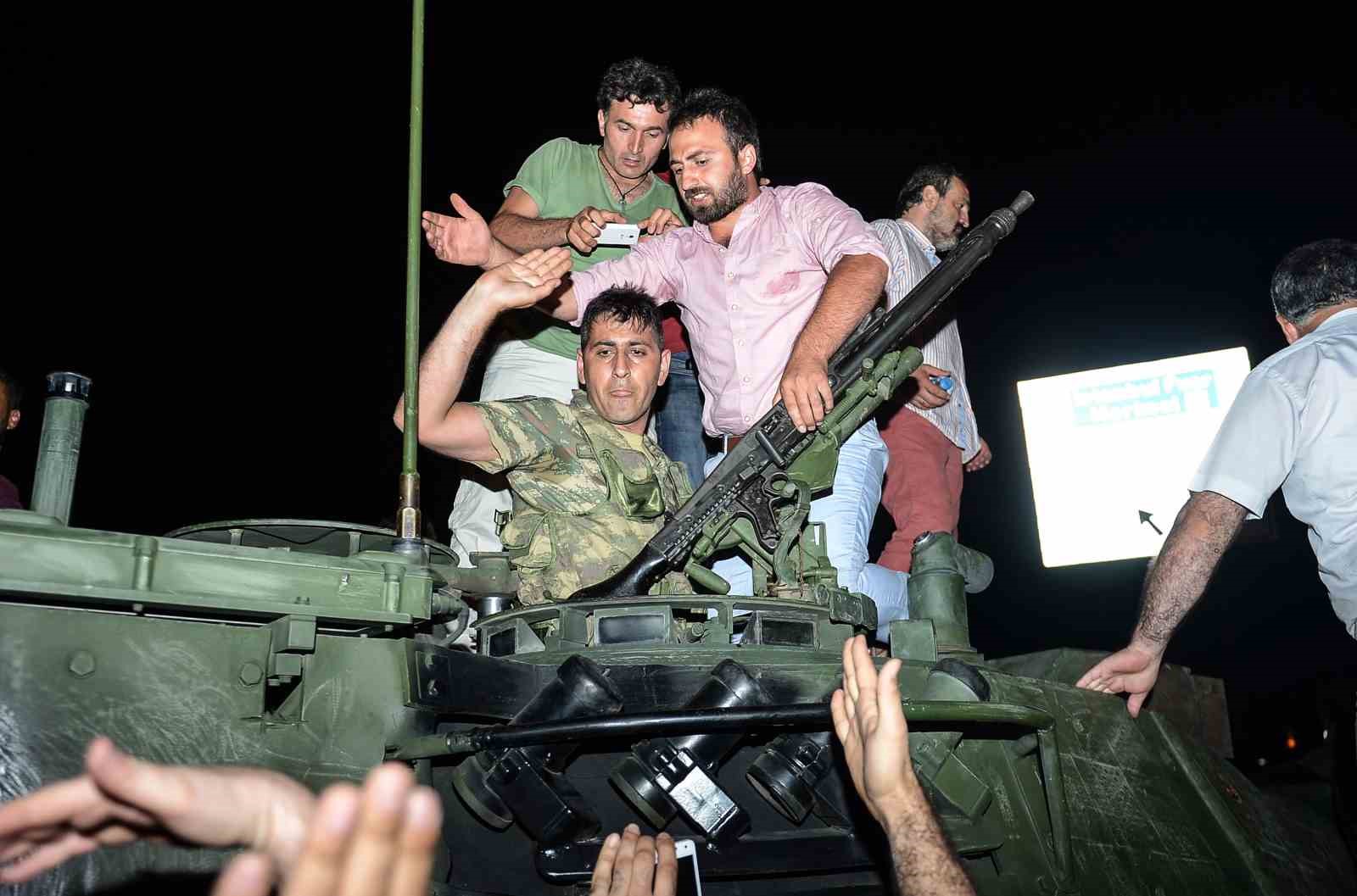 ihanin 15 temmuz gecesinden hafizalara kazinan fotograflari sergileniyor 3 PYecfglQ