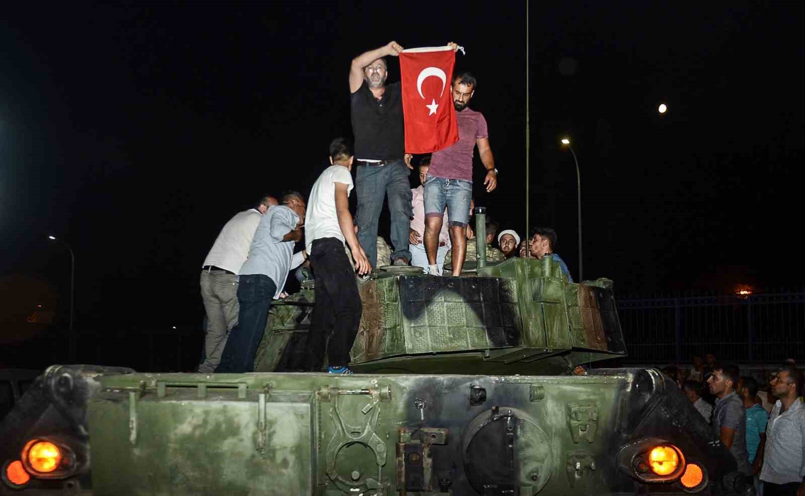 ihanin 15 temmuz gecesinden hafizalara kazinan fotograflari sergileniyor 4 ThqrMSVd