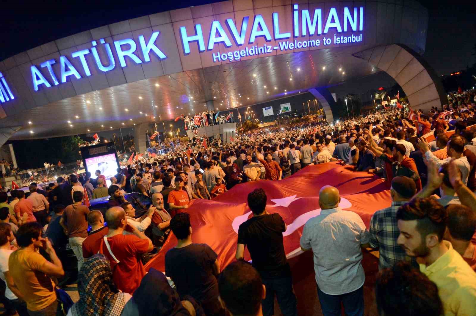 ihanin 15 temmuz gecesinden hafizalara kazinan fotograflari sergileniyor 5 bS6K784i