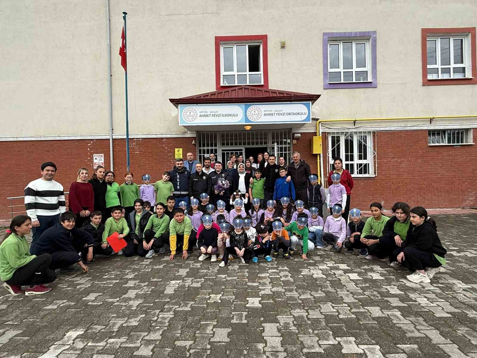 ihbar uzerine okula giden polisler surpriz kutlamayla karsilandi 0 dN9iiysg