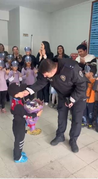 ihbar uzerine okula giden polisler surpriz kutlamayla karsilandi 1 AFkt5b9v