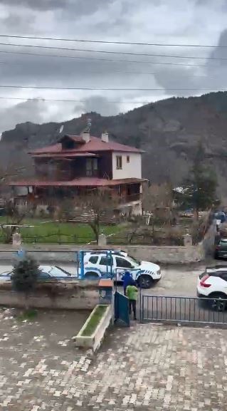 ihbar uzerine okula giden polisler surpriz kutlamayla karsilandi 2 lEwA5uLU