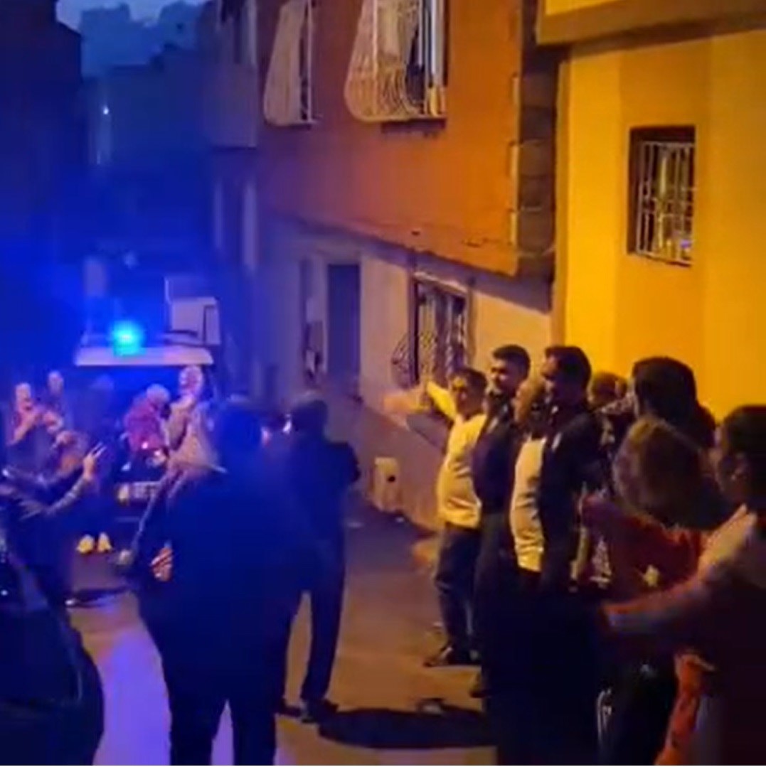 İhbara giden polis ekiplerine davullu zurnalı halay sürprizi 4 ihbara giden polis ekiplerine davullu zurnali halay surprizi 0 FqKEYLs2