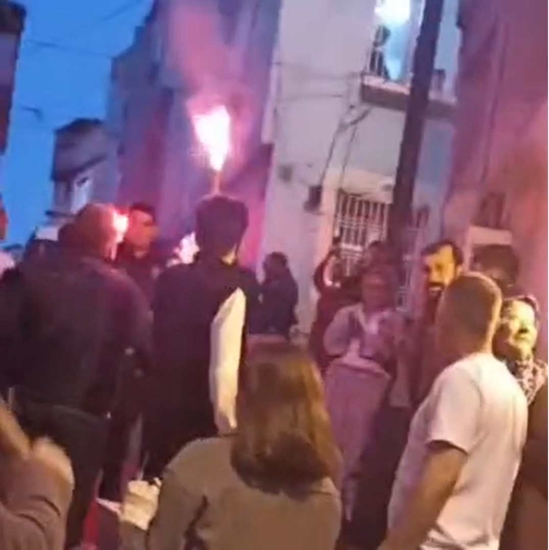 İhbara giden polis ekiplerine davullu zurnalı halay sürprizi 6 ihbara giden polis ekiplerine davullu zurnali halay surprizi 2 IHSUMHd2
